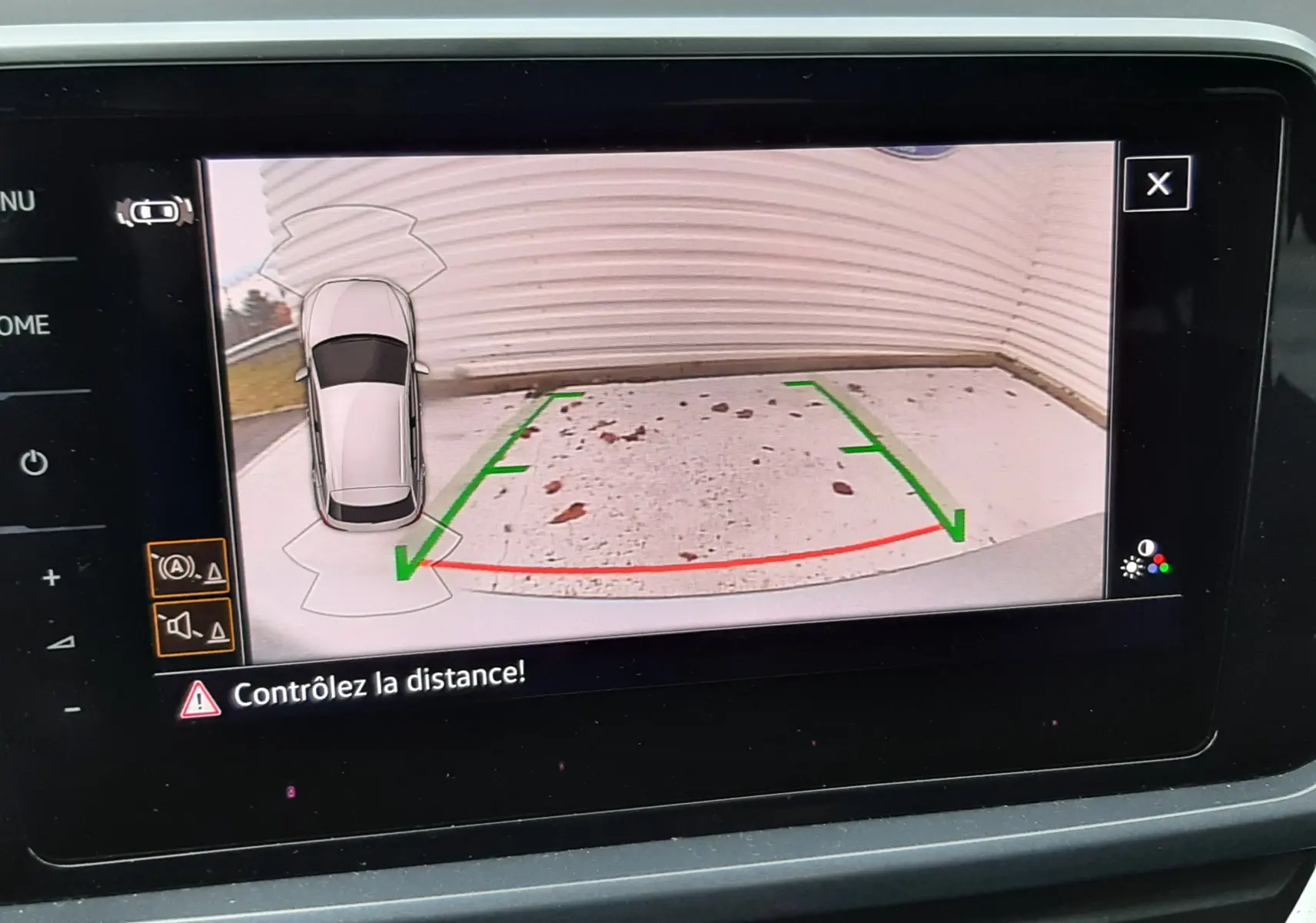 Affichage caméra de recul avec guidage vert et rouge dans un Volkswagen T-Roc gris Pyrite, vue intérieure du tableau de bord.