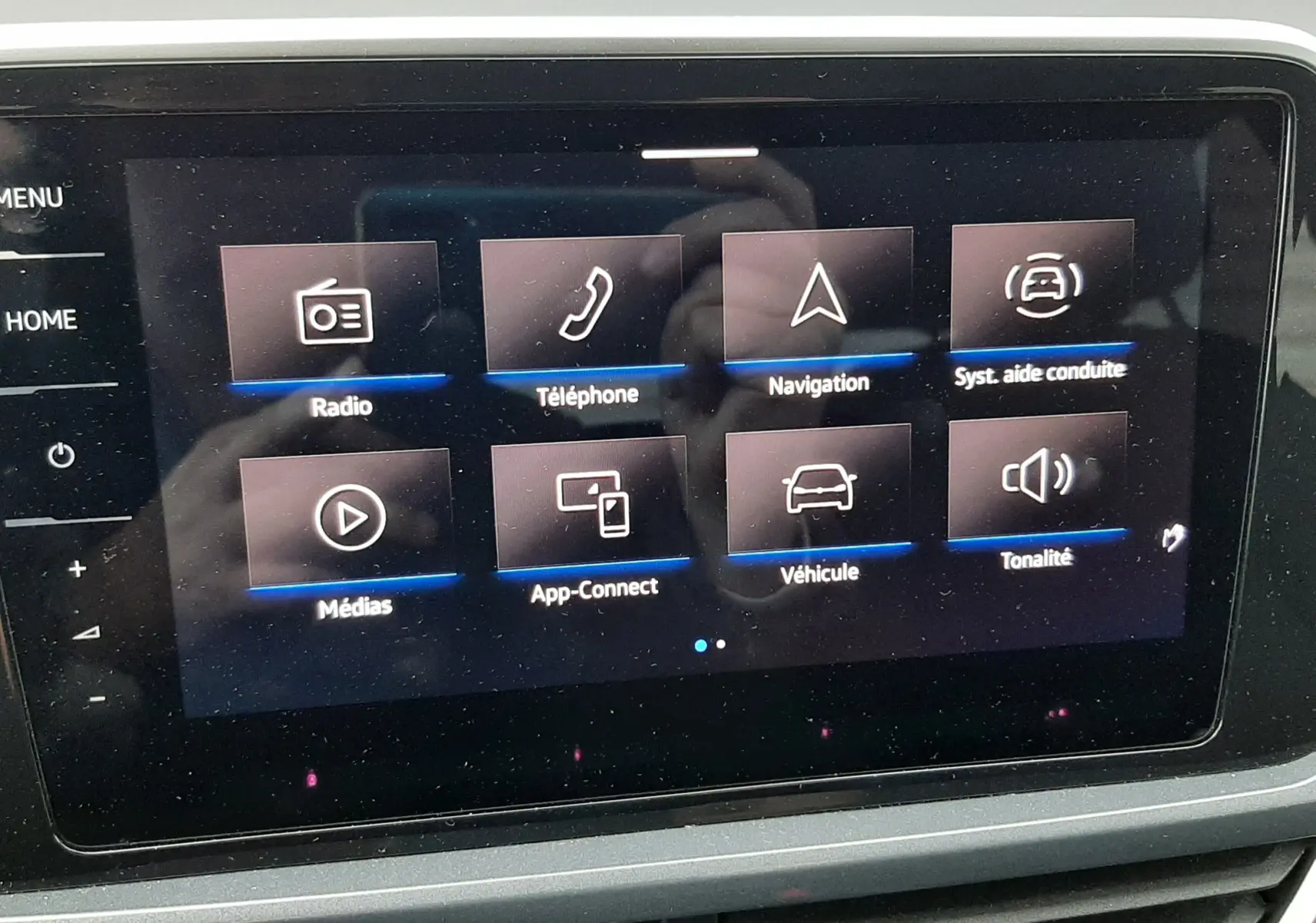 Écran tactile central du Volkswagen T-Roc gris pyrite 2023 affichant les options multimédia et aide à la conduite.