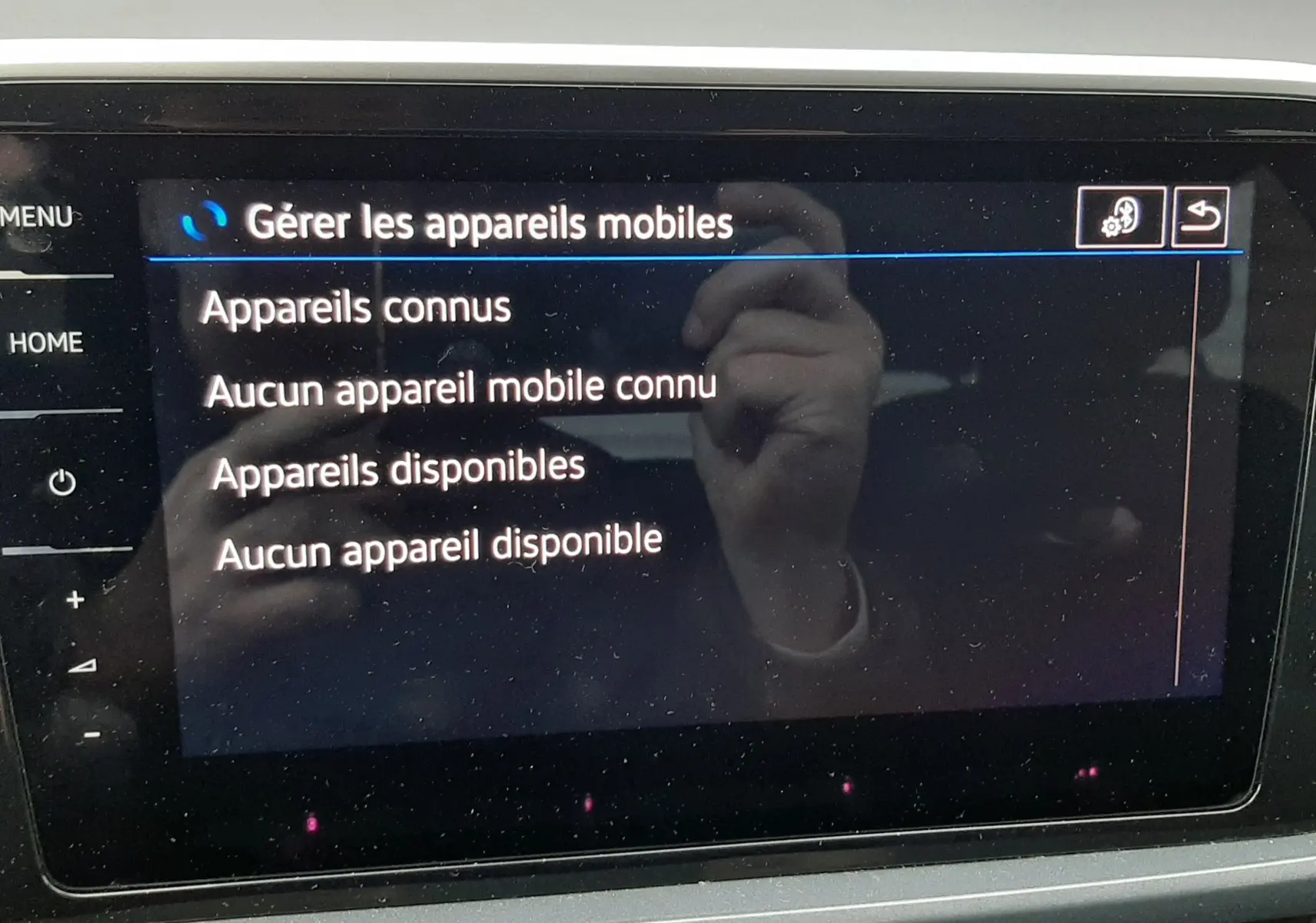 Écran tactile central du Volkswagen T-Roc 2023 affichant la gestion des appareils mobiles sans connexion active.