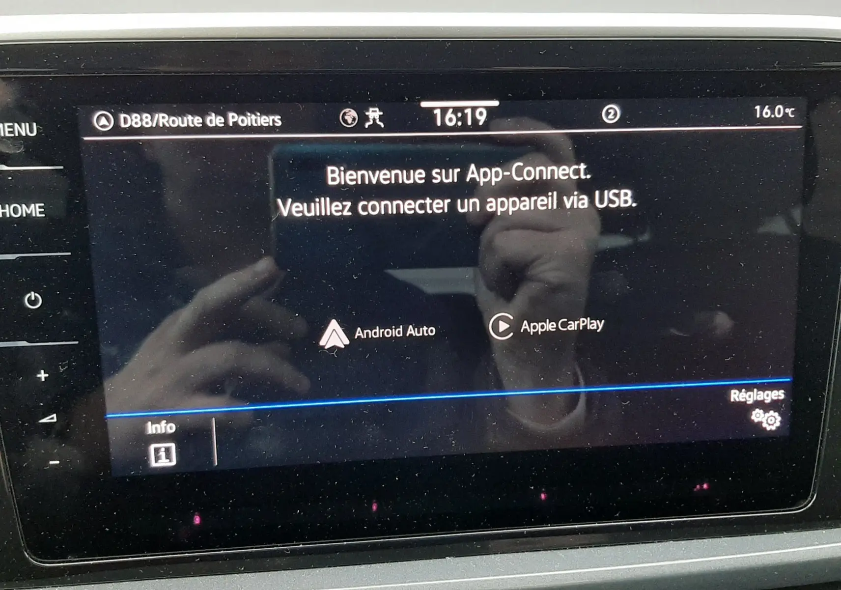 Écran tactile central du Volkswagen T-Roc gris Pyrite 2023 affichant l'interface App-Connect avec Android Auto et Apple CarPlay.