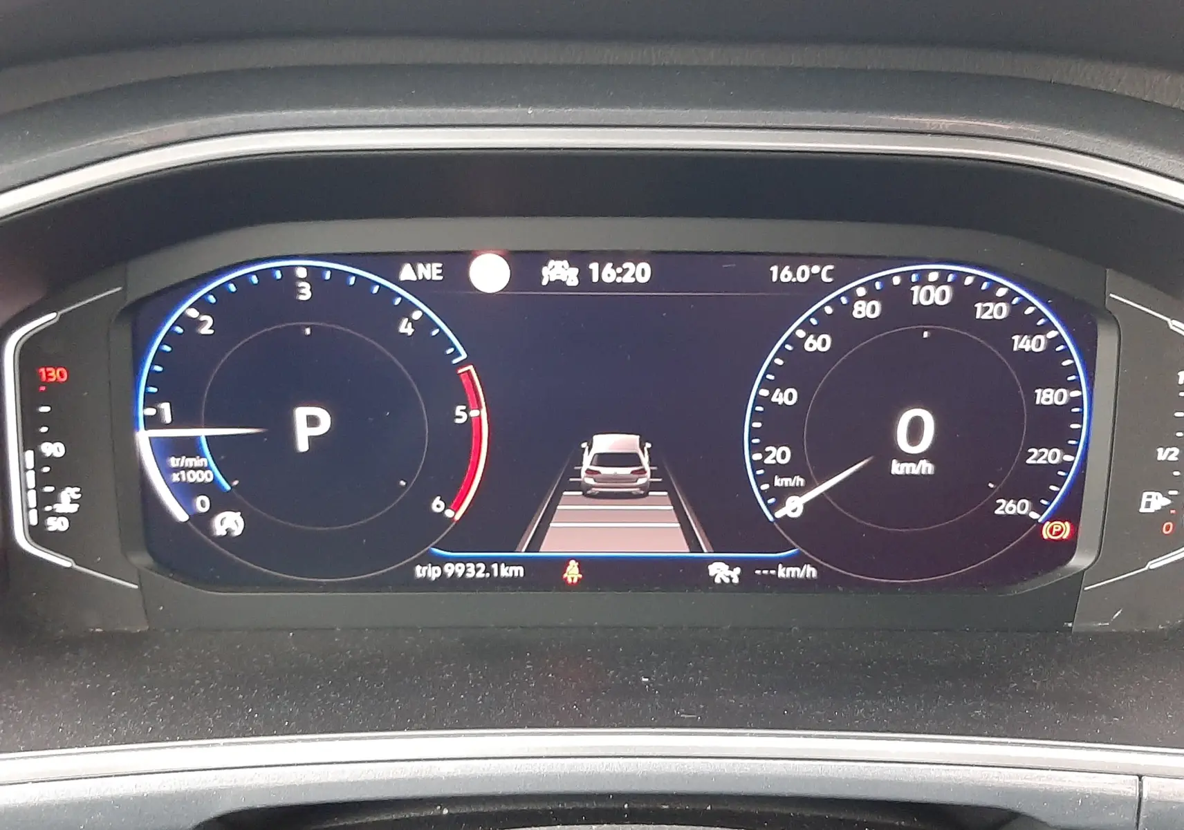 Tableau de bord numérique du Volkswagen T-Roc gris pyrite, affichant compte-tours, vitesse et indicateurs au centre.