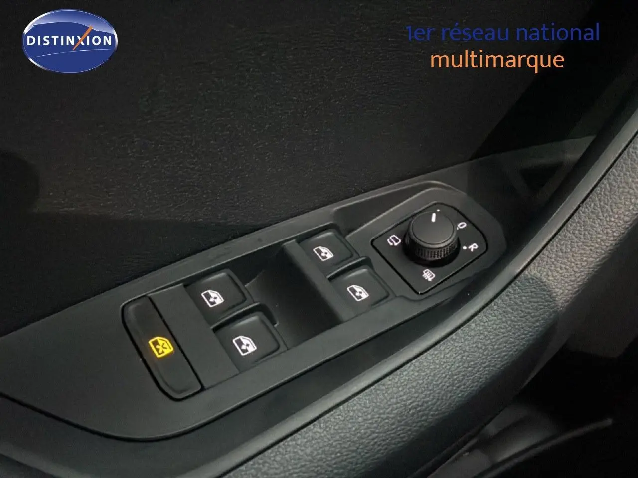 Détail des commandes des vitres et rétroviseurs côté conducteur dans une Skoda Karoq gris argent 2025.