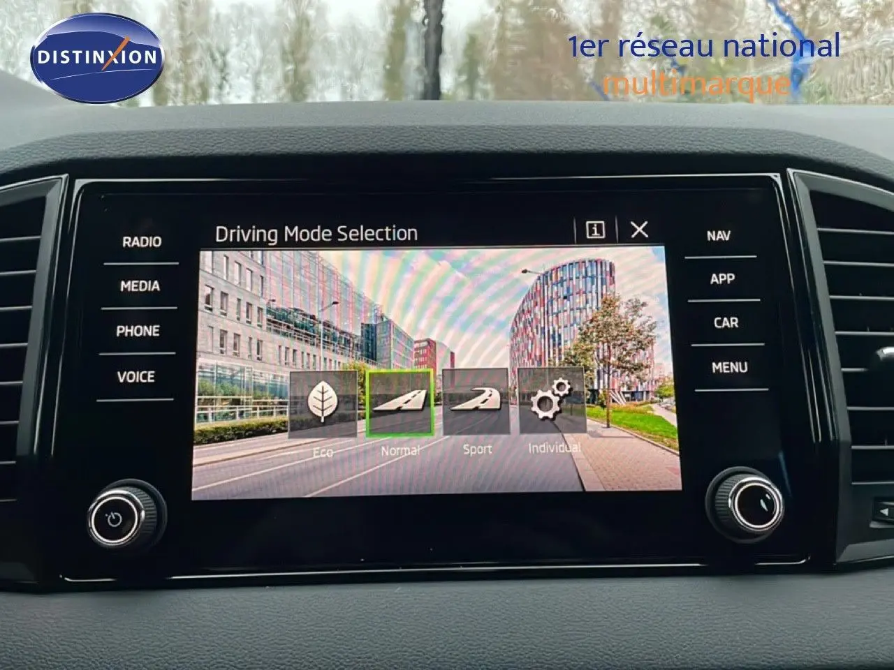 Écran tactile central du Skoda Karoq 2025 affichant la sélection du mode de conduite dans un intérieur gris.