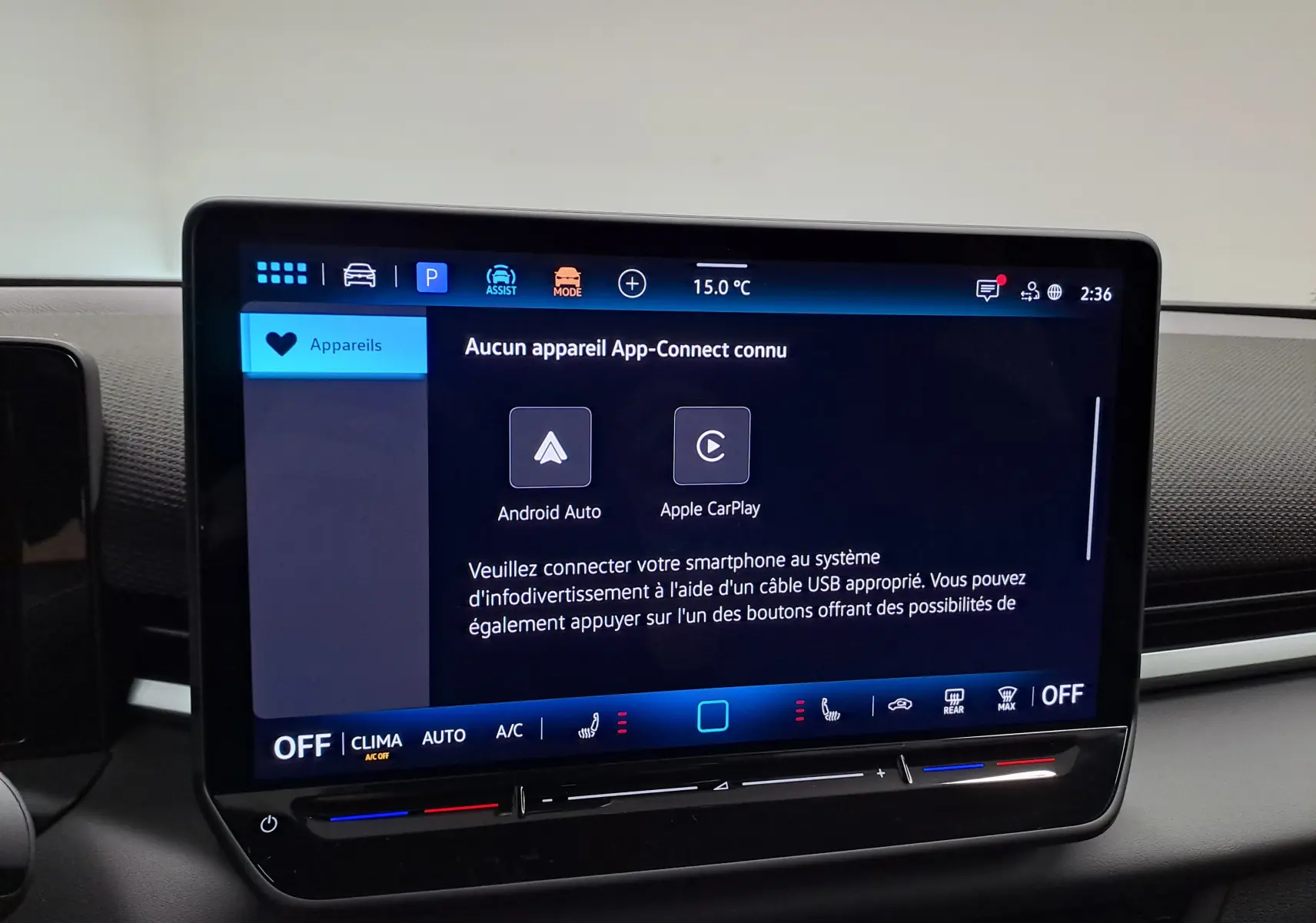 Écran tactile central du Volkswagen T-Roc 2026 affichant les options Android Auto et Apple CarPlay, intérieur noir.