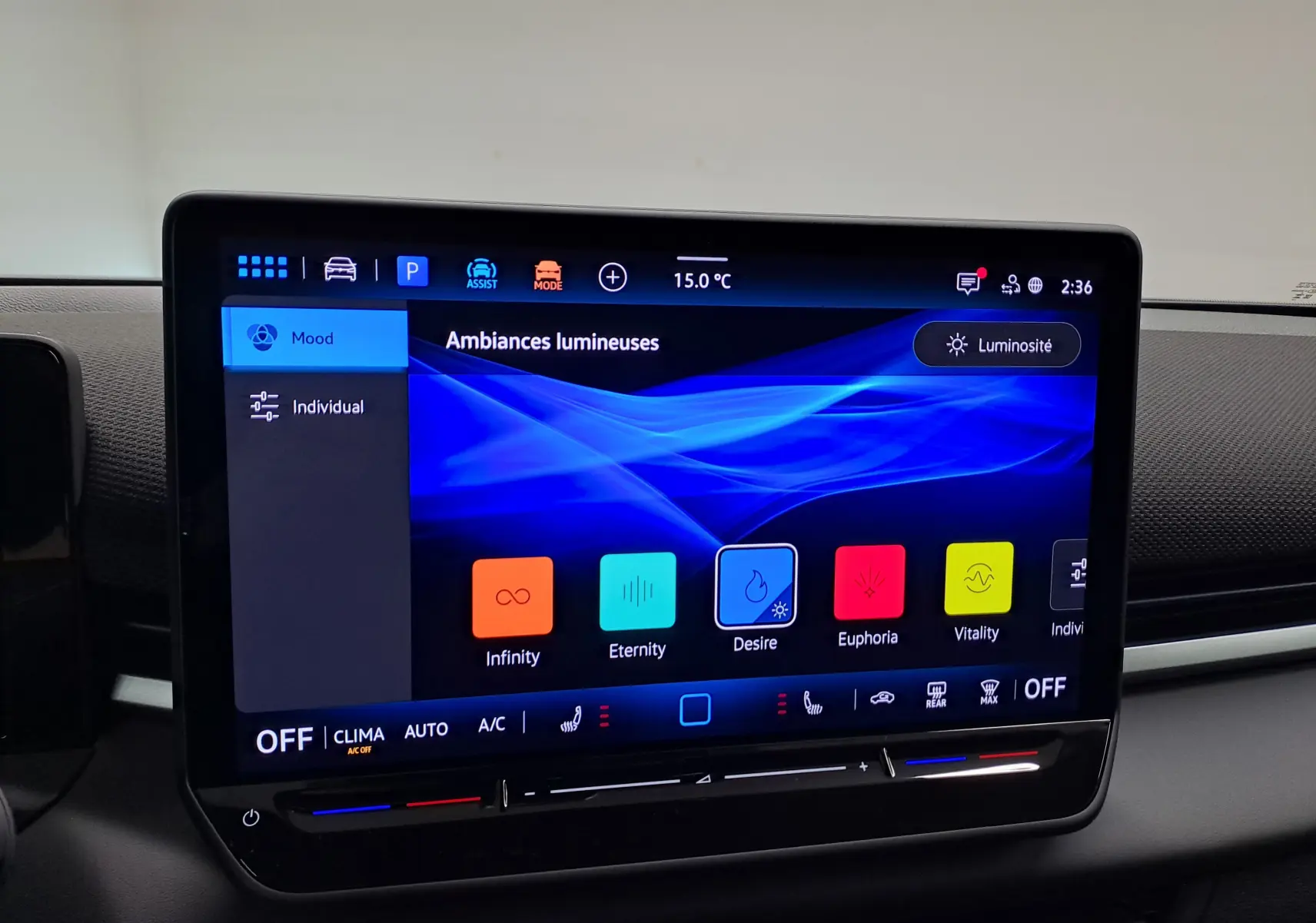 Écran tactile central du Volkswagen T-Roc 2026 affichant les options d'ambiances lumineuses dans l'habitacle.