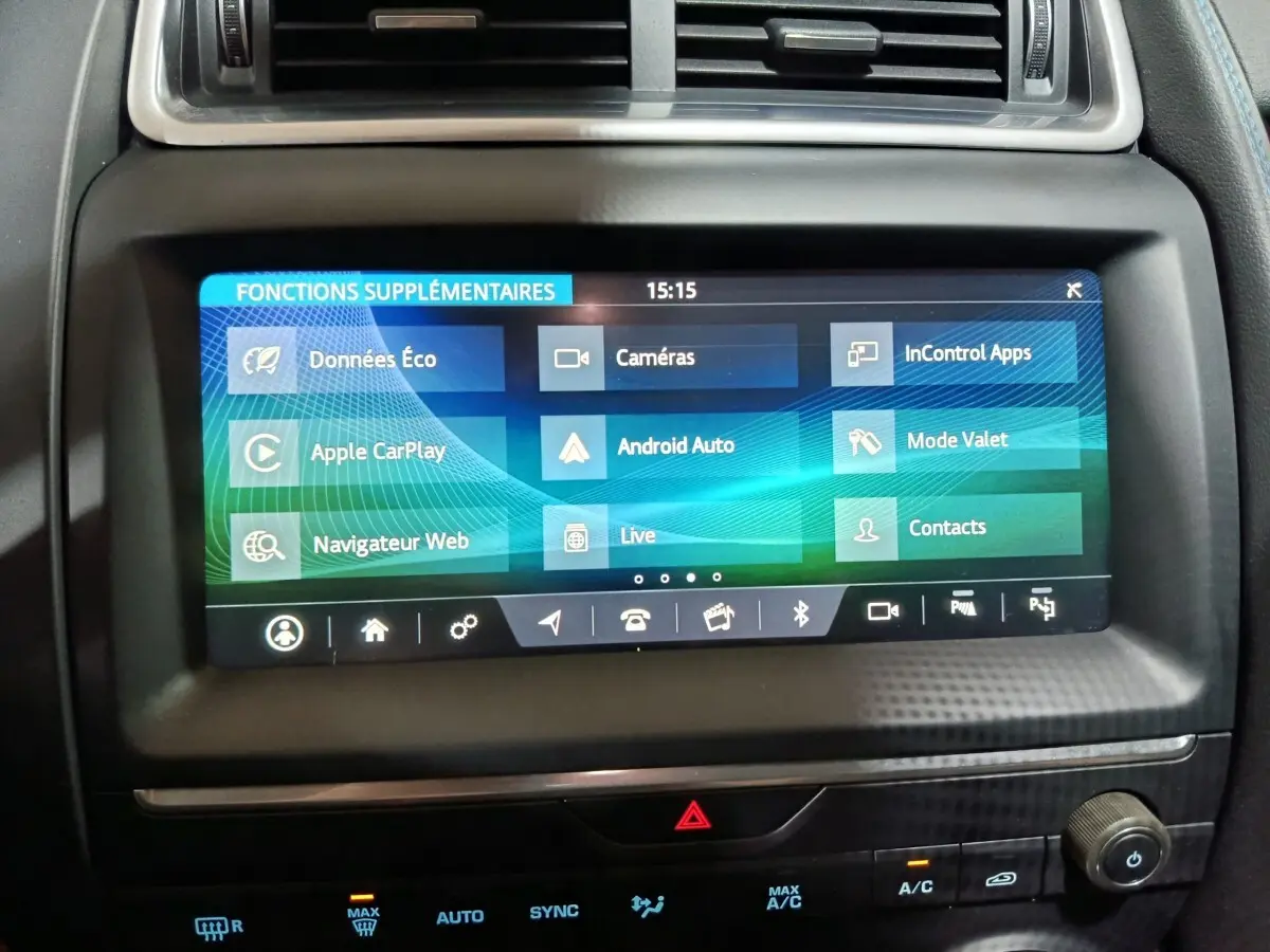 Écran tactile central du tableau de bord noir du Jaguar E-PACE P200, affichant les fonctions connectées.