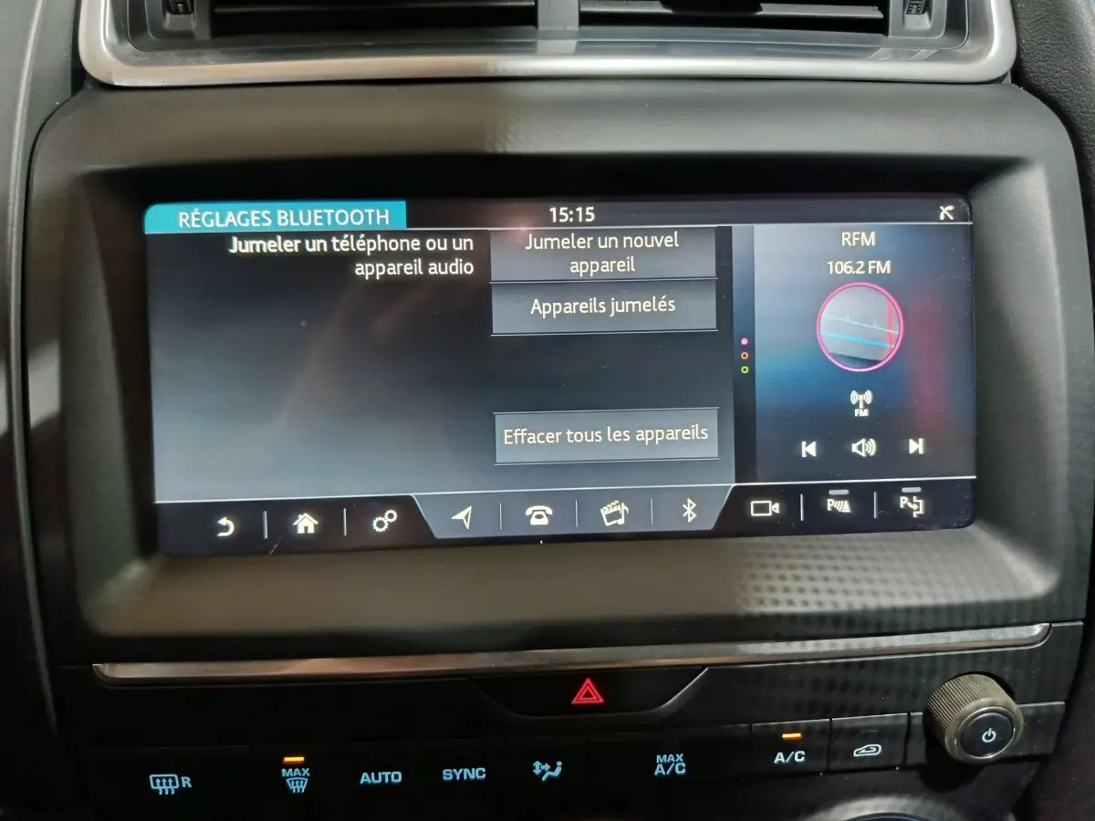 Écran tactile central affichant les réglages Bluetooth dans l’habitacle noir du Jaguar E-PACE P200, vue de face.