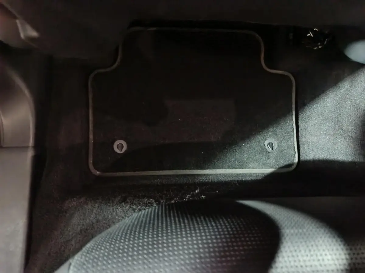 Vue plongeante sur le tapis de sol noir côté passager avant du Jaguar E-PACE 2019 R-DYNAMIC S.