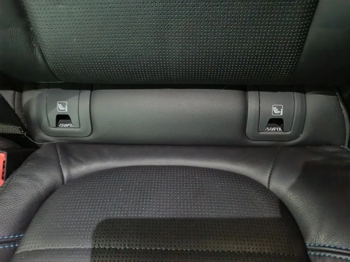 Gros plan sur les fixations ISOFIX des sièges arrière en cuir noir du Jaguar E-PACE P200 AWD R-DYNAMIC S.