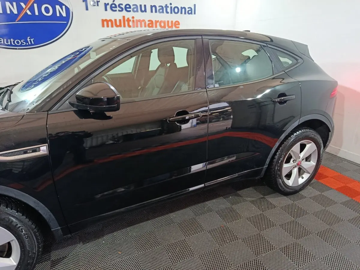 Vue de profil côté gauche du Jaguar E-PACE noir, mettant en valeur ses lignes élégantes et ses jantes alliage.