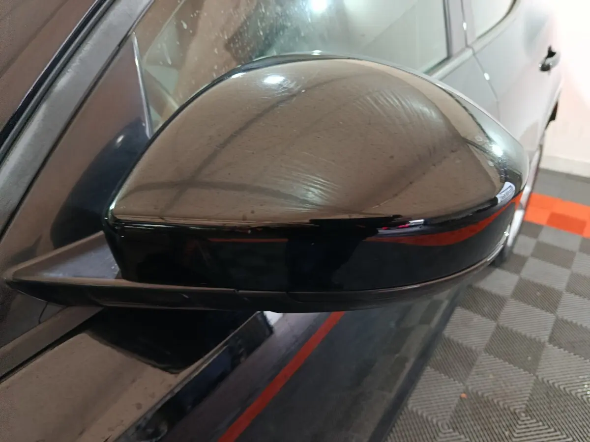 Rétroviseur côté gauche noir brillant du Jaguar E-PACE P200 R-DYNAMIC S, vue rapprochée en intérieur.
