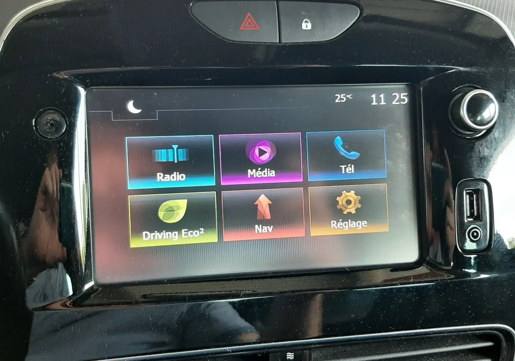 Écran tactile central noir de Renault Clio IV 2018 affichant les menus Radio, Média, Tél, Driving Eco², Nav et Réglage.