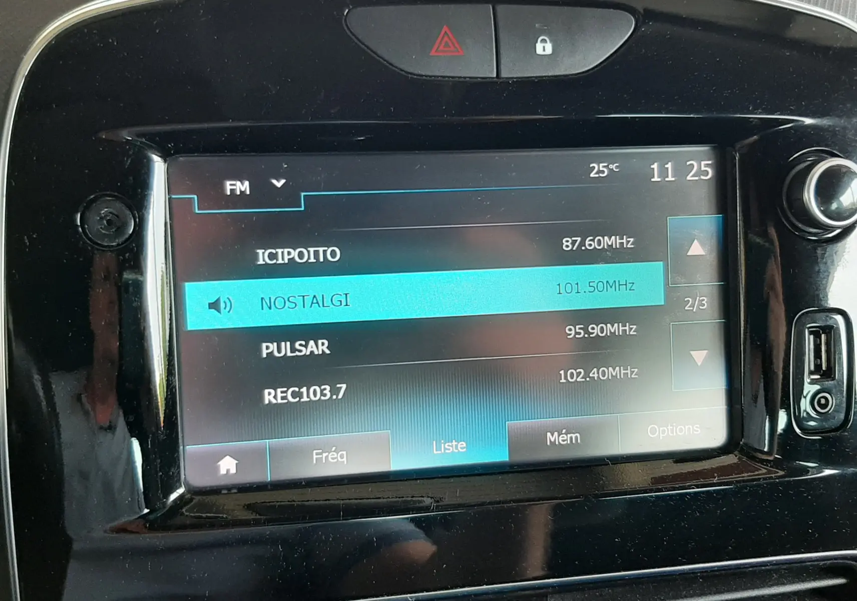 Écran tactile central de la Renault Clio IV noire de 2018 affichant la liste des radios FM avec station Nostalgi sélectionnée.