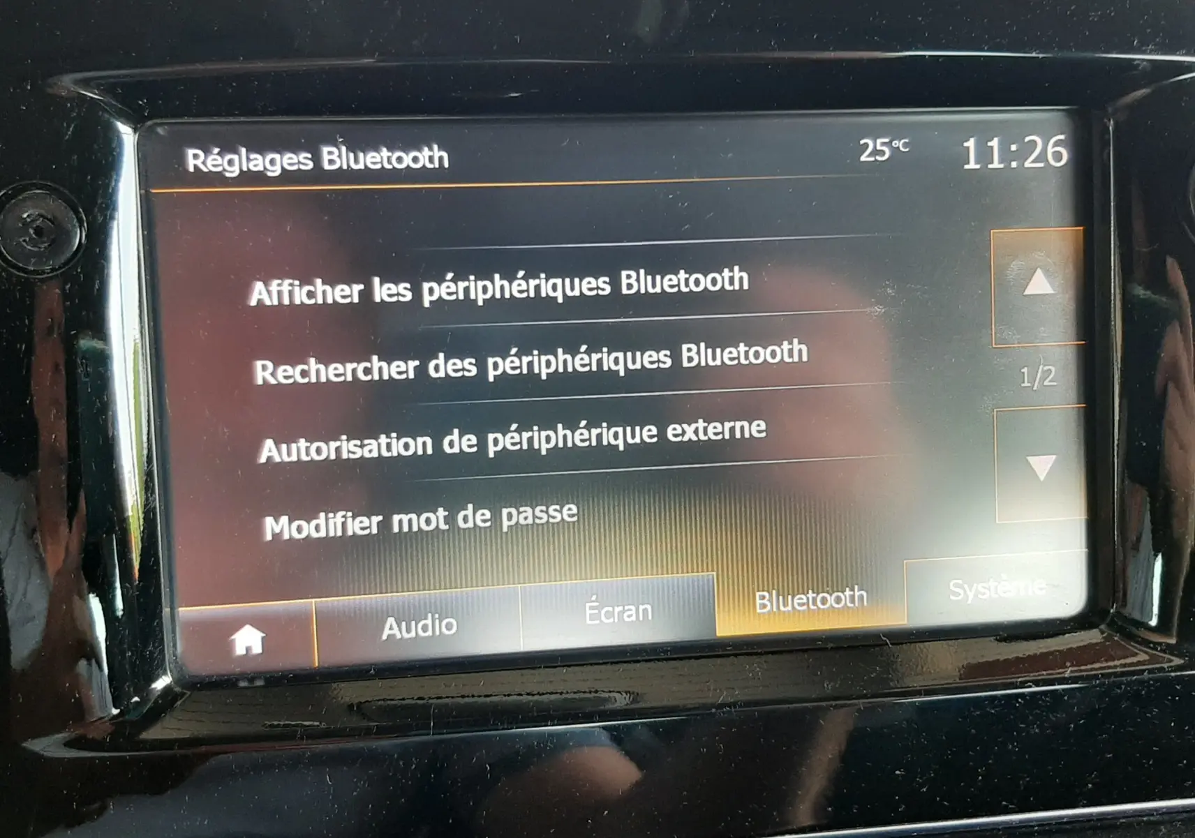 Écran tactile central de la Renault Clio IV noire affichant les réglages Bluetooth, vue rapprochée intérieure.