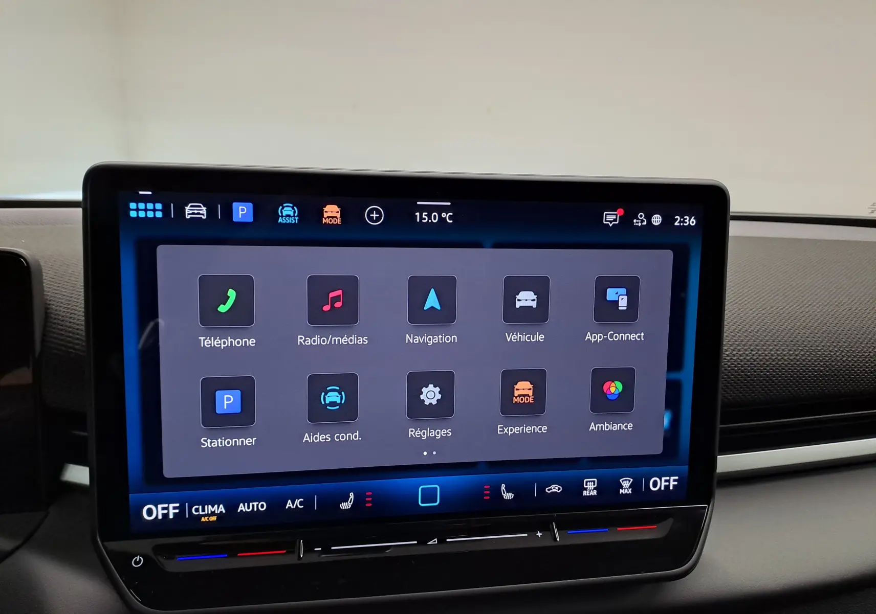 Écran tactile central du Volkswagen T-Roc 2026 affichant les options de navigation, médias et aides à la conduite.
