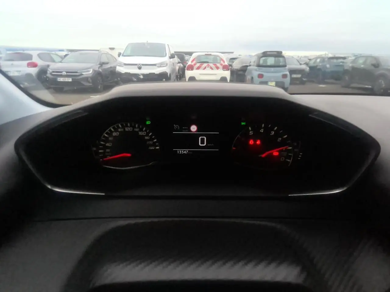 Vue du combiné d'instruments numérique et analogique de la Peugeot 208 2024, tableau de bord noir.