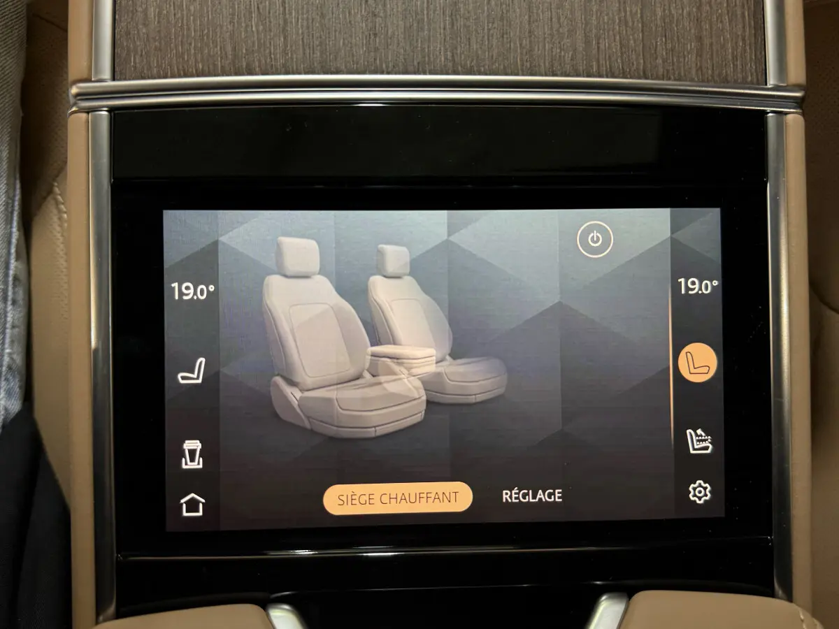 Écran tactile central affichant le réglage des sièges chauffants dans un Range Rover noir 2024.