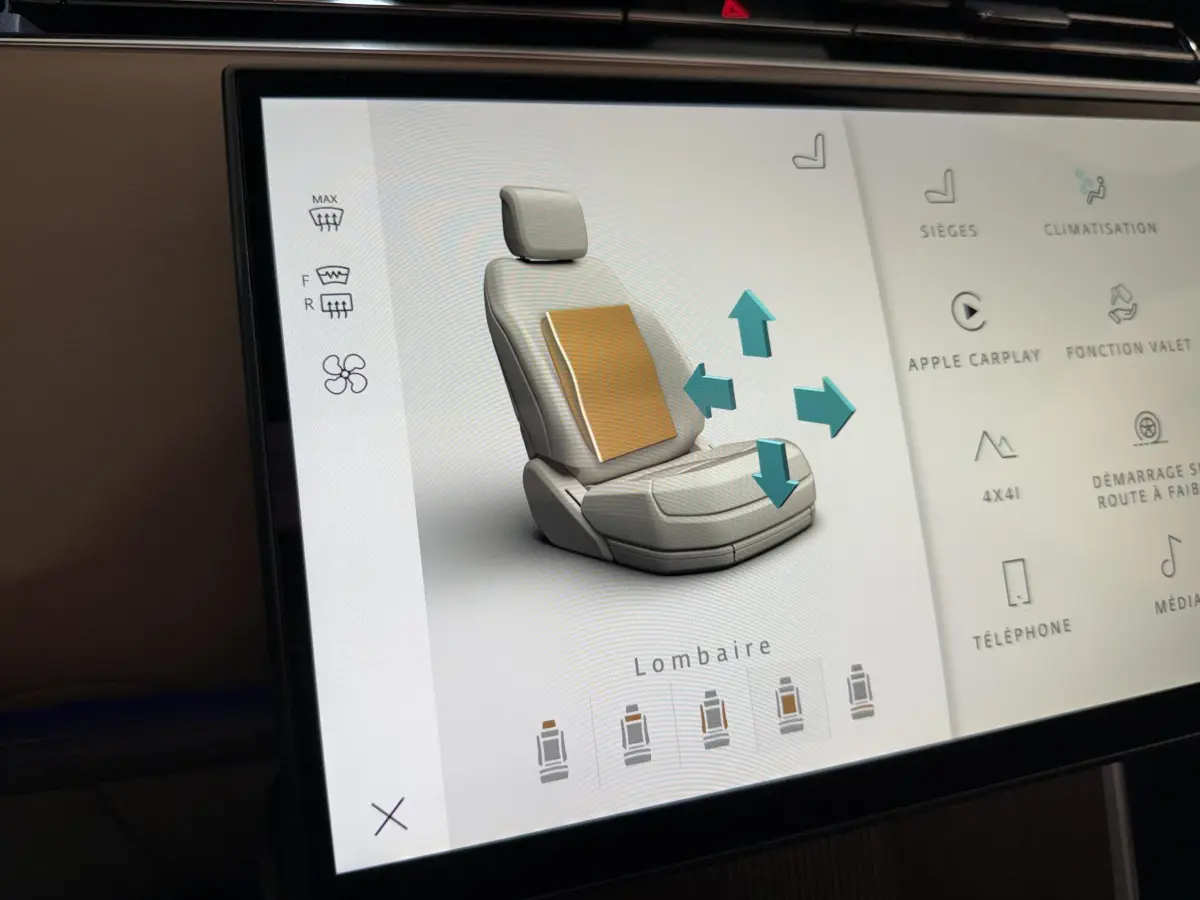 Écran tactile intérieur montrant le réglage lombaire du siège du Range Rover PHEV P550e noir, vue rapprochée.