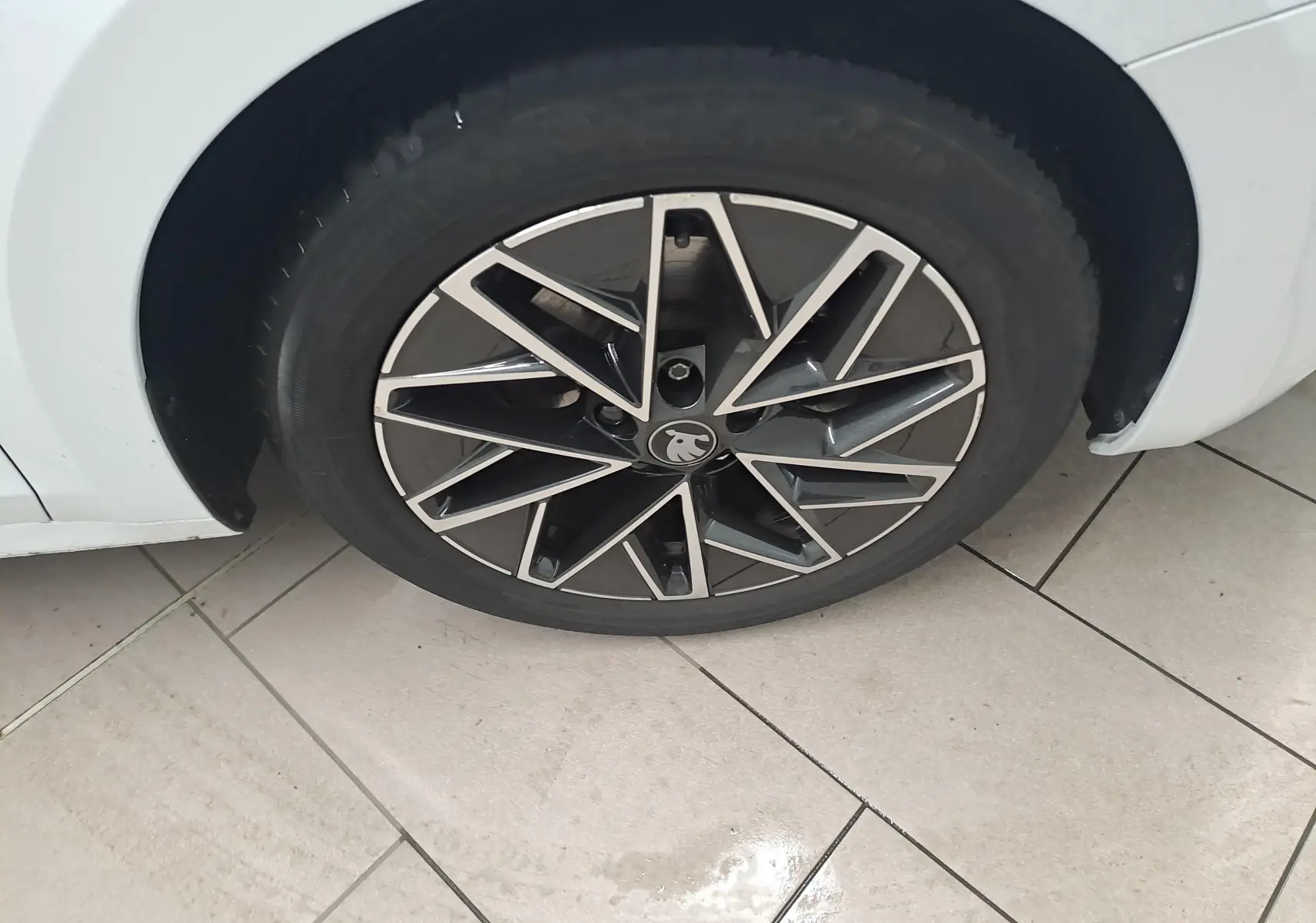 Gros plan sur la jante alliage 17'' Slagard Aero noir polie d'une Skoda Octavia Combi blanc Moon, côté gauche.