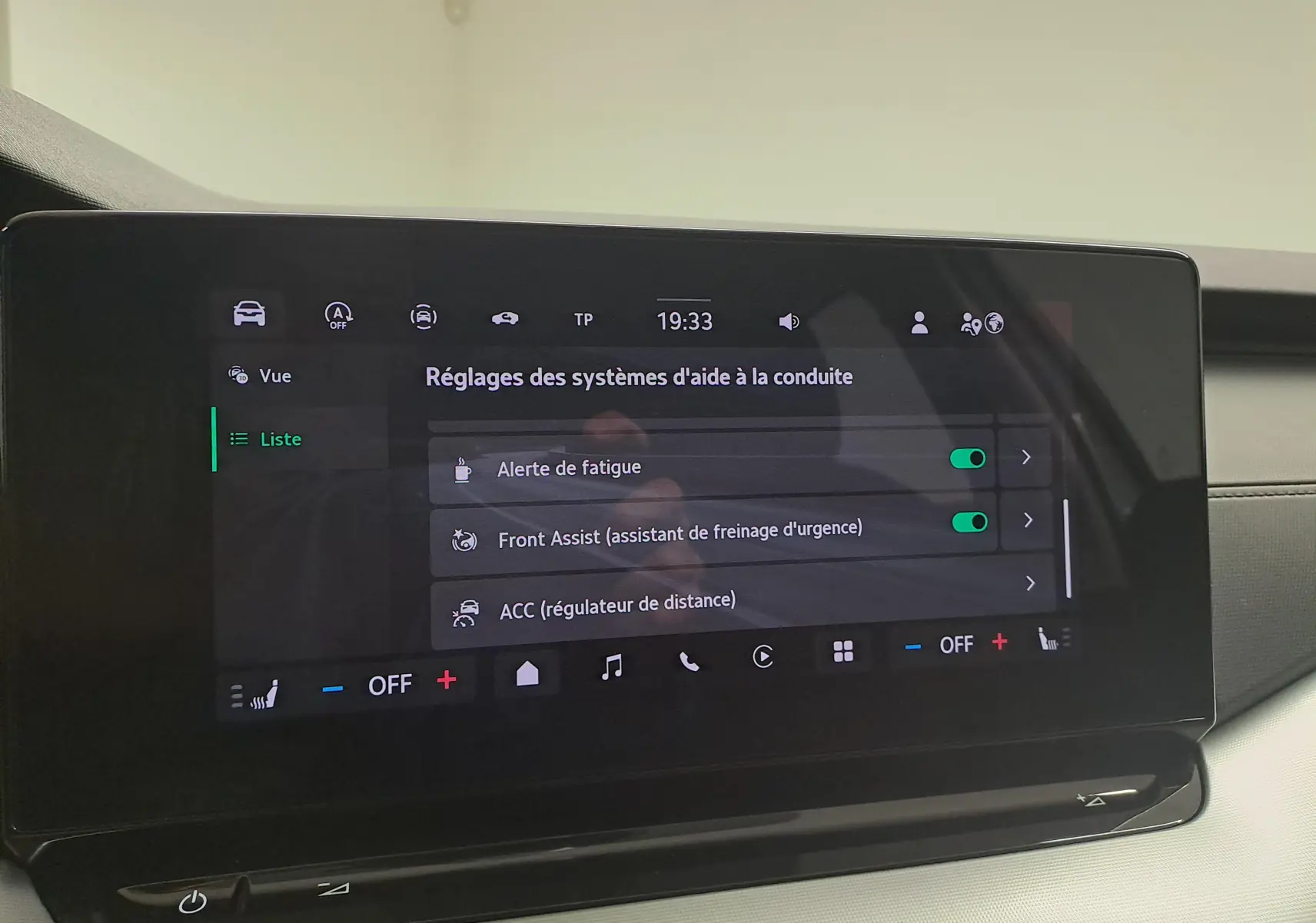 Écran tactile intérieur de la Skoda Octavia Combi 2025 affichant les réglages d'aide à la conduite.