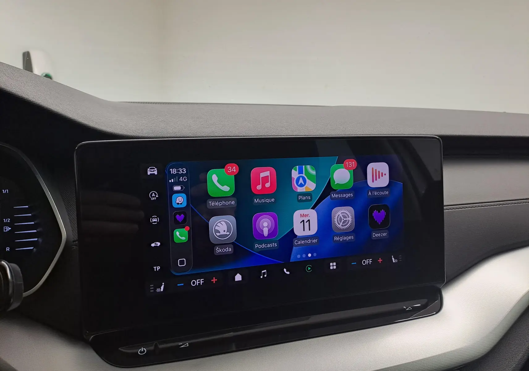 Écran tactile central affichant les applications connectées dans l'habitacle d'une Skoda Octavia Combi 2025.