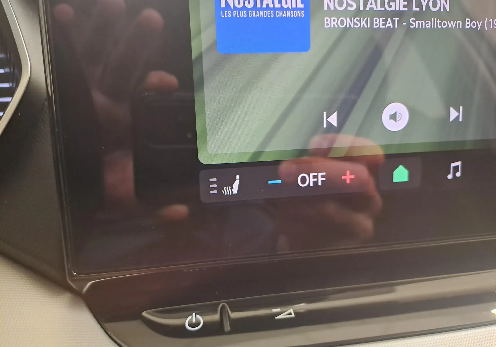 Gros plan sur l'écran tactile intérieur de la Skoda Octavia Combi blanc Moon, affichant les commandes de siège chauffant et audio.