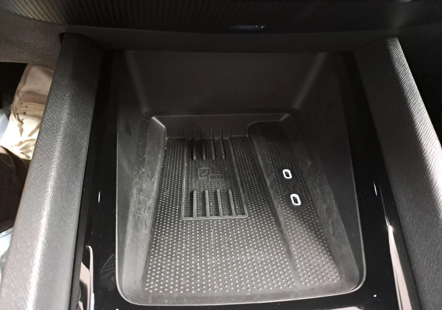 Gros plan sur le compartiment de rangement central noir avec deux ports USB-C dans une Skoda Octavia Combi blanche Moon 2025.