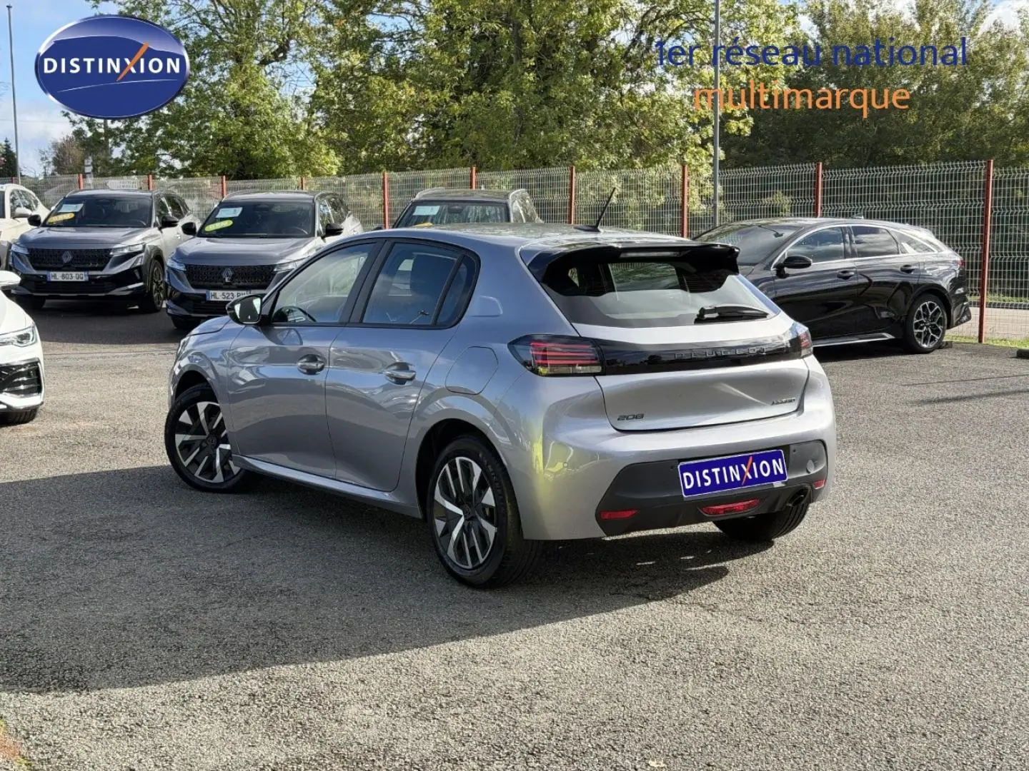 Peugeot 208 gris Artense vue 3/4 arrière droit, avec jantes alliage et feux arrière LED distinctifs.