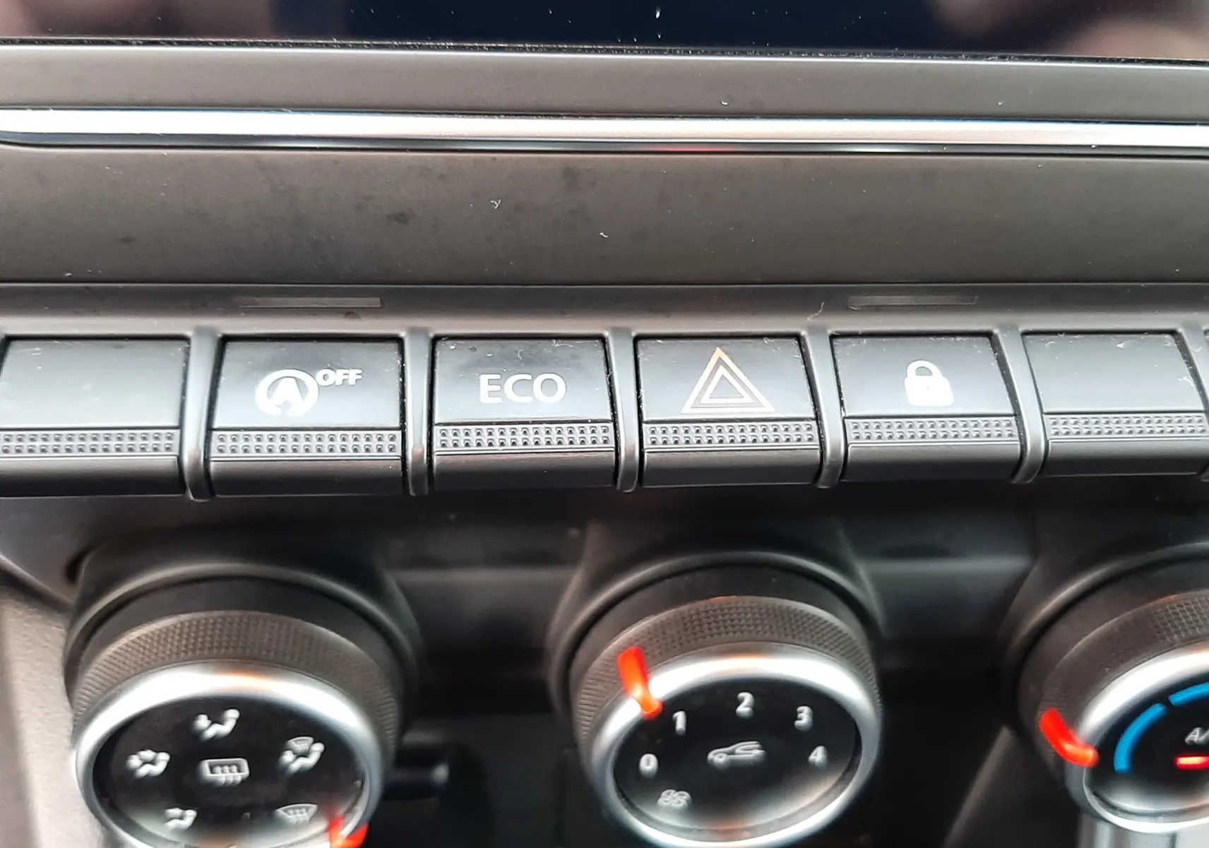 Gros plan sur les commandes de climatisation et boutons fonctionnels du tableau de bord du Renault Captur bleu Iron 2020.