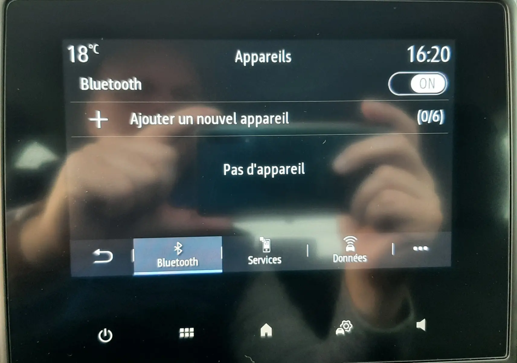 Écran tactile central du Renault Captur 2020 affichant le menu Bluetooth sans appareil connecté, intérieur noir.