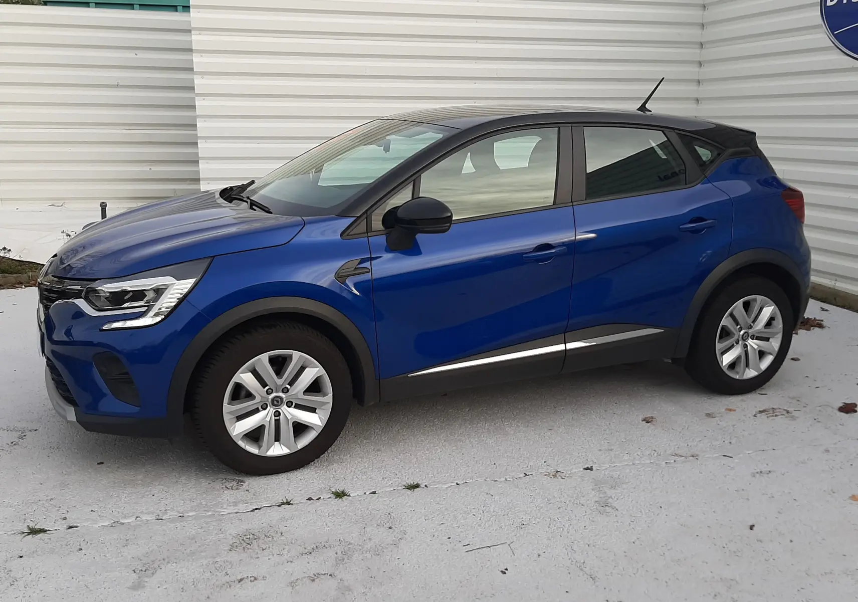 Renault Captur 1.5 Blue dCi 115ch Business 2020 en bleu Iron avec toit noir, vue profil côté gauche sur fond clair.