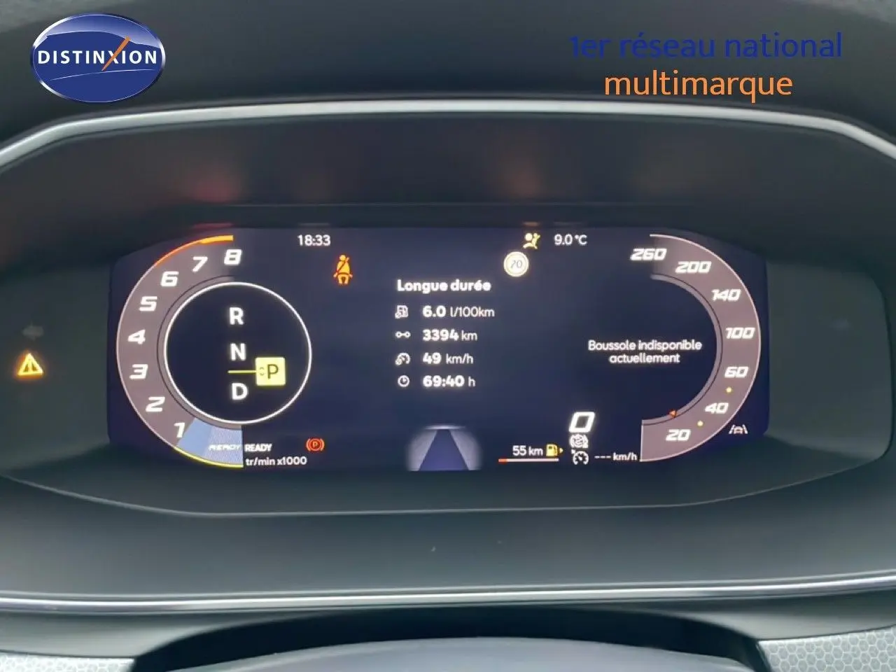 Tableau de bord numérique de SEAT Leon IV 2025 en gris Fiord, affichant la consommation et la vitesse, vue frontale rapprochée.