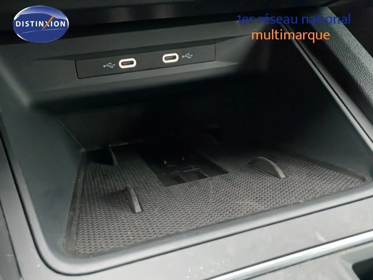 Vue rapprochée de la console centrale d’une SEAT LEON IV 1.5TSI 115 DSG Style gris Fiord, montrant les ports USB.