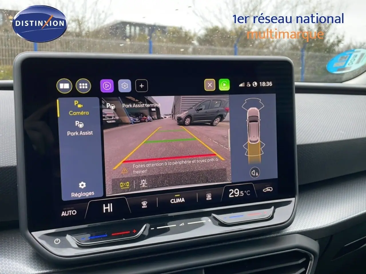 Vue intérieure de l’écran tactile du SEAT Leon gris Fiord 2025 affichant l’aide au stationnement avec caméra de recul.