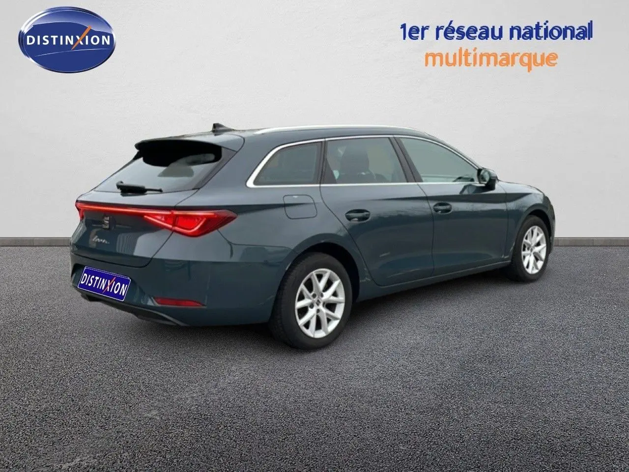 SEAT Leon IV gris Fiord vue 3/4 arrière droit, break 5 portes avec feux arrière LED distinctifs.