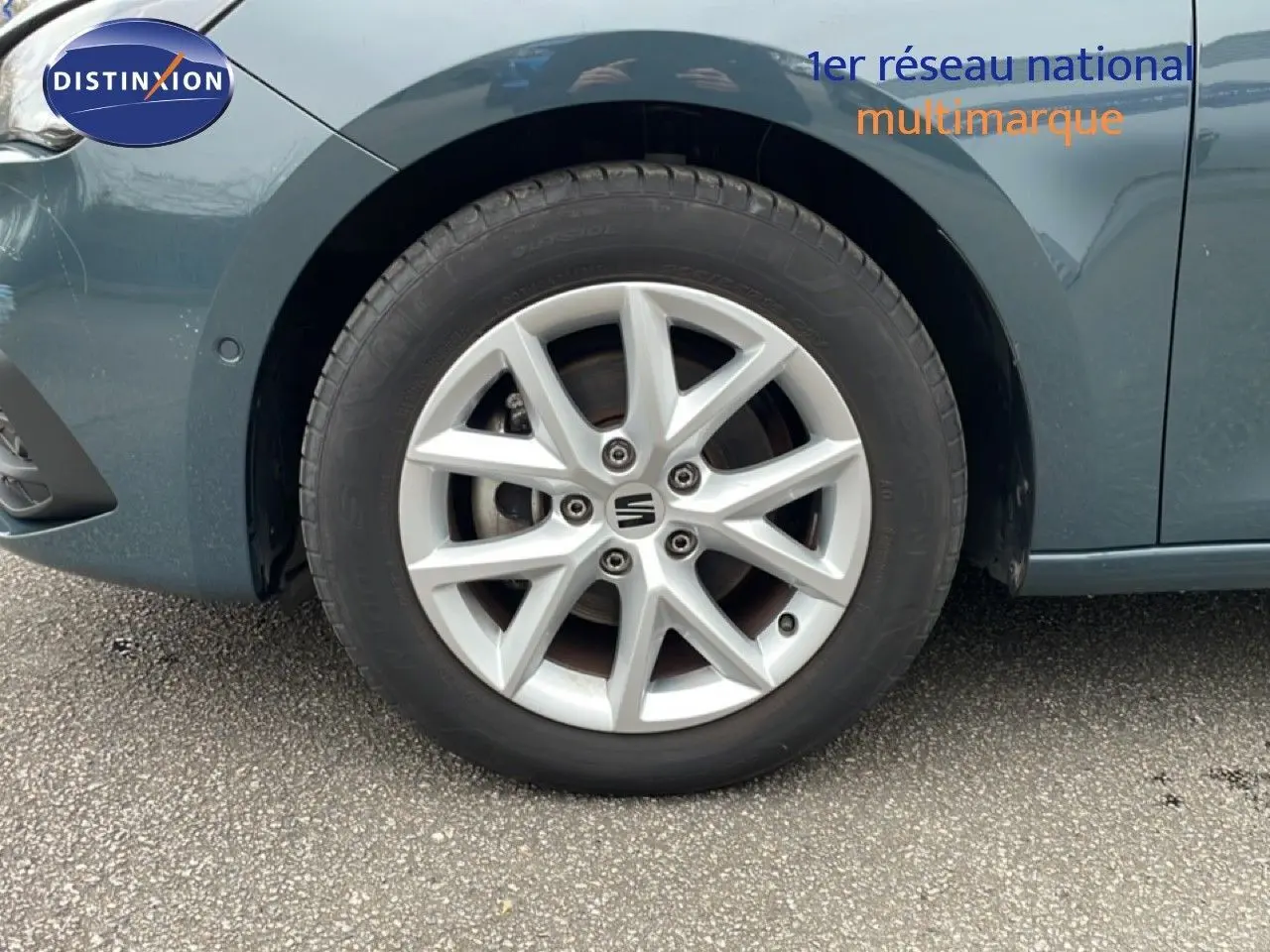 Gros plan sur la roue avant gauche d'une SEAT LEON IV gris Fiord, mettant en valeur la jante alliage 16 pouces.