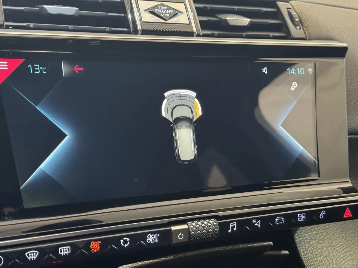 Vue rapprochée de l’écran tactile central du DS7 Crossback gris foncé, affichant le système de détection de proximité.