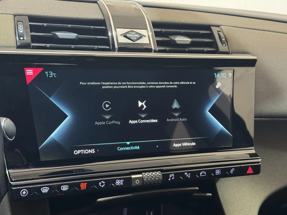 Vue rapprochée de l’écran tactile central et des commandes du tableau de bord du DS7 Crossback gris foncé E-TENSE 225 BASTILLE +.