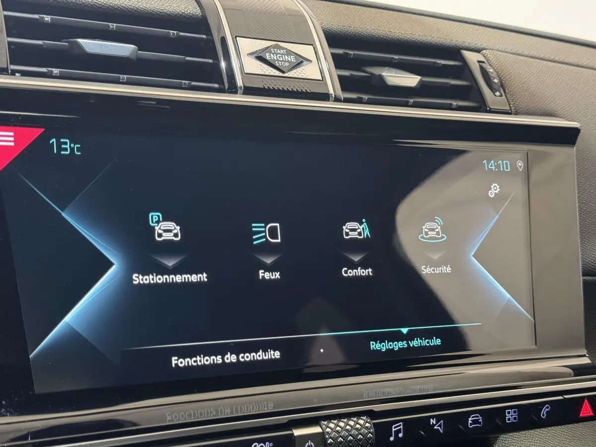 Écran tactile central du DS7 Crossback E-TENSE 225 Bastille+ affichant les réglages de conduite, vue intérieure rapprochée.