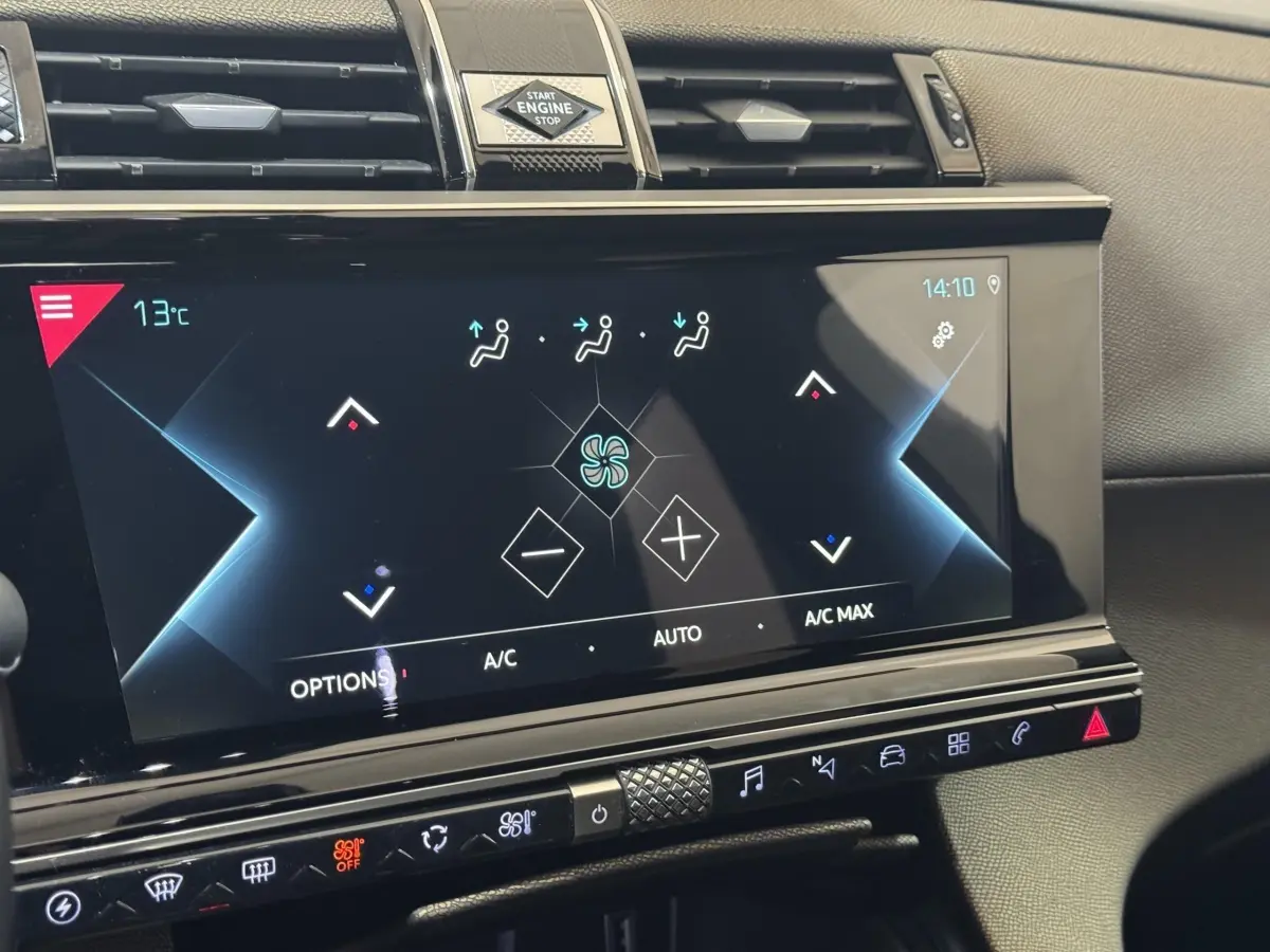 Vue rapprochée de l’écran tactile central noir du DS7 Crossback gris foncé, affichant les commandes de climatisation.