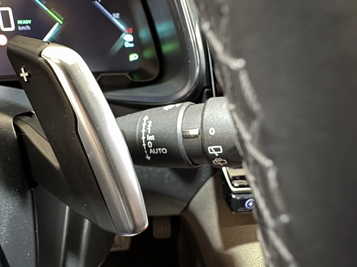 Gros plan sur la palette de changement de vitesse et le commodo d’essuie-glace du DS7 Crossback gris foncé, intérieur visible.