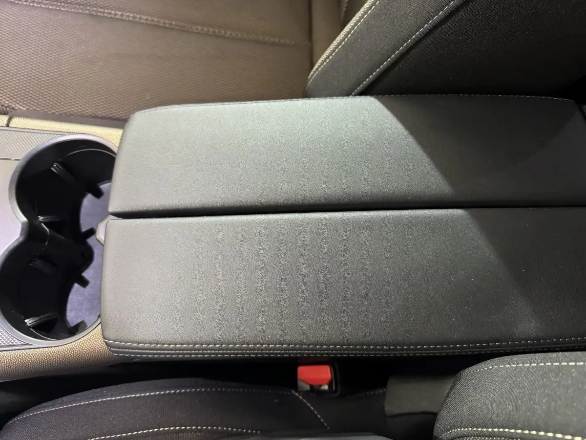 Gros plan sur l'accoudoir central en cuir noir et porte-gobelets du DS7 Crossback E-TENSE 225 Bastille+ 2021.