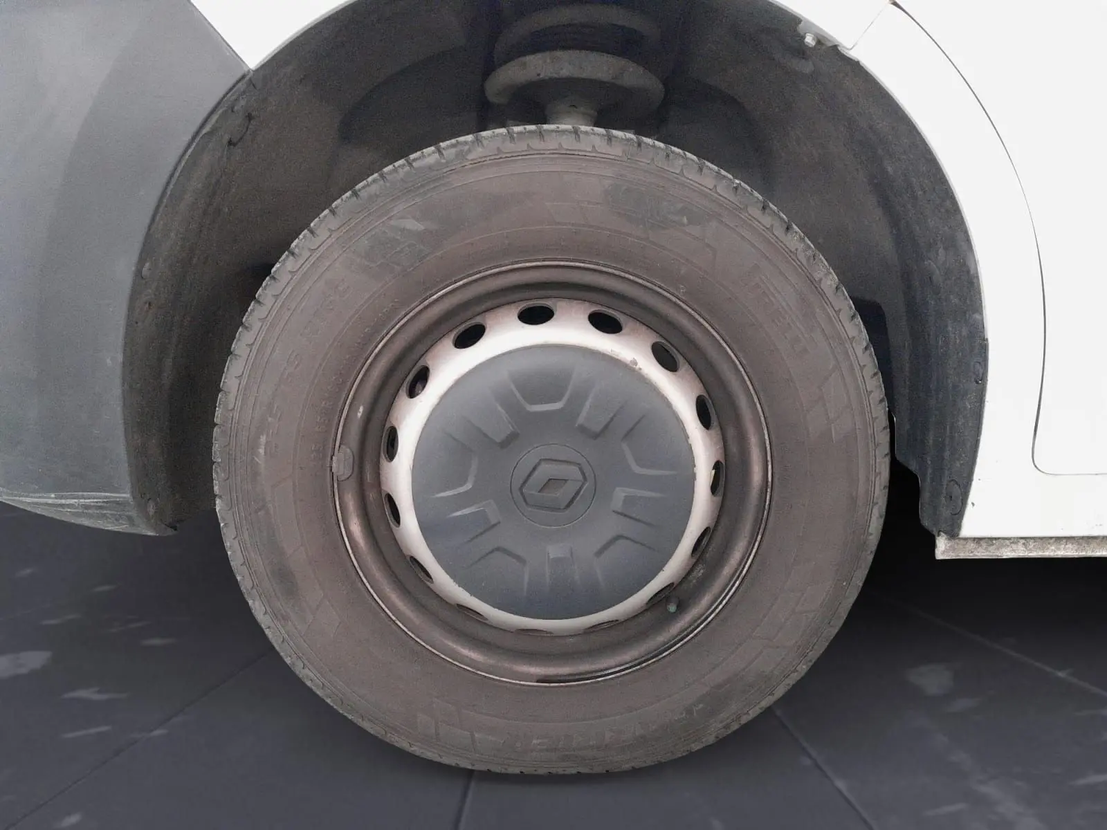 Intérieur du tableau de bord du Renault Master blanc 2023, vue rapprochée du rangement ouvert côté passager et console centrale.