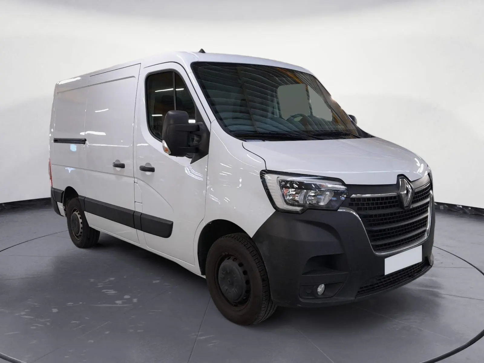 Renault Master blanc vu en 3/4 avant droit, fourgon utilitaire avec calandre noire et pare-chocs noirs contrastants.