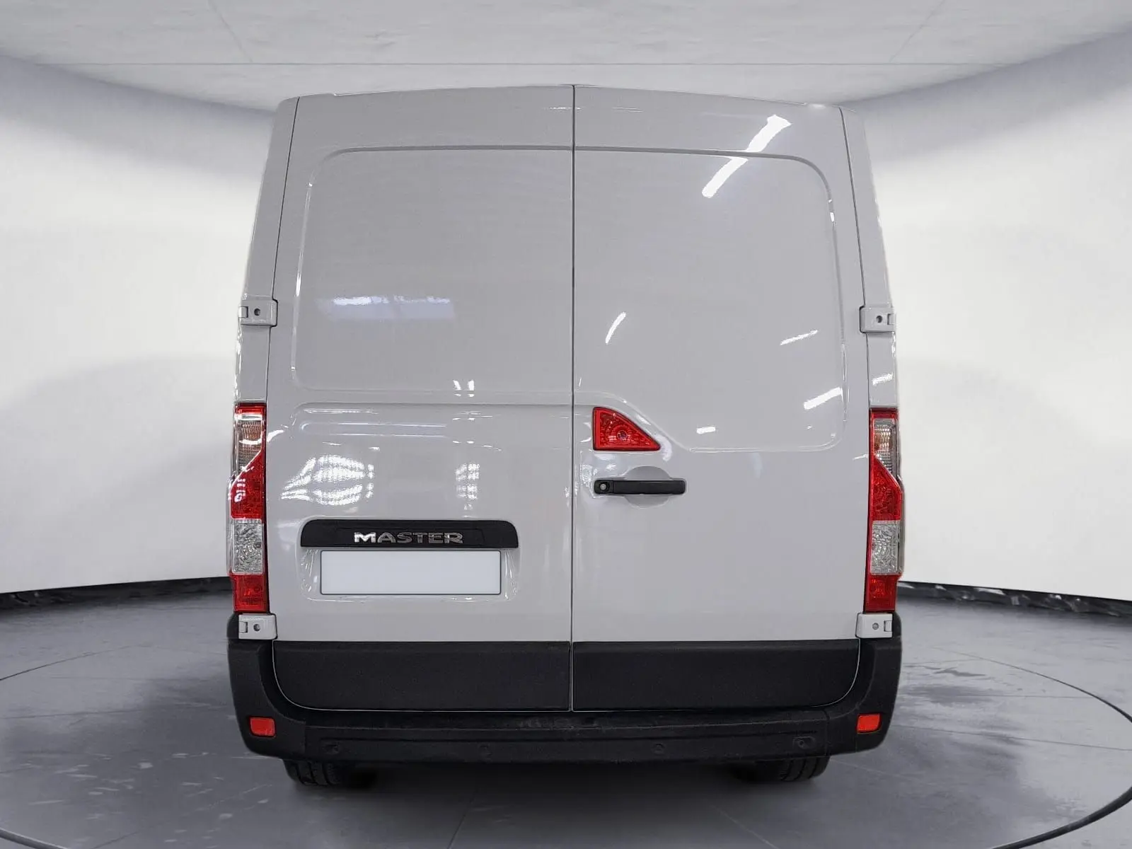 Vue arrière d’un utilitaire Renault Master blanc L1H1 2023, avec portes arrière fermées et plaque d’immatriculation visible.