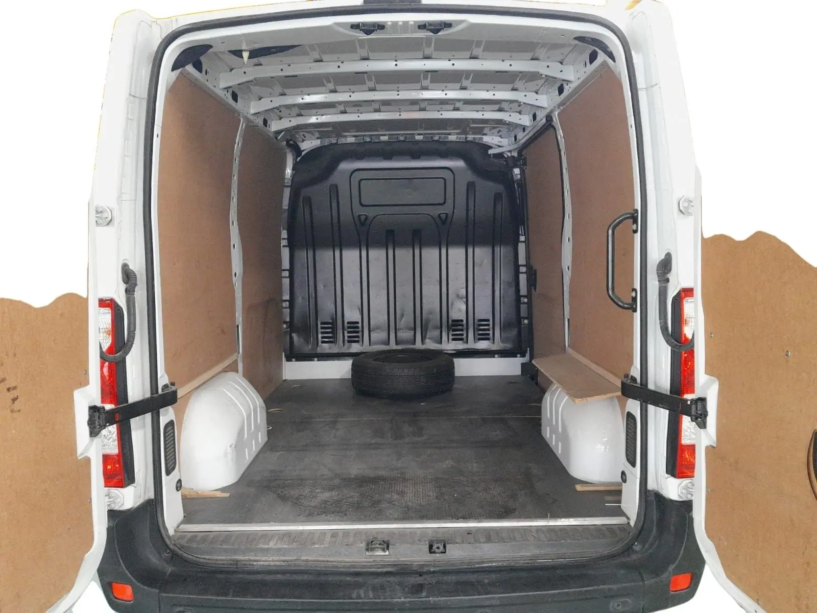 Vue arrière du Renault Master blanc 2023 avec portes arrière ouvertes montrant l'espace de chargement vide et protégé.