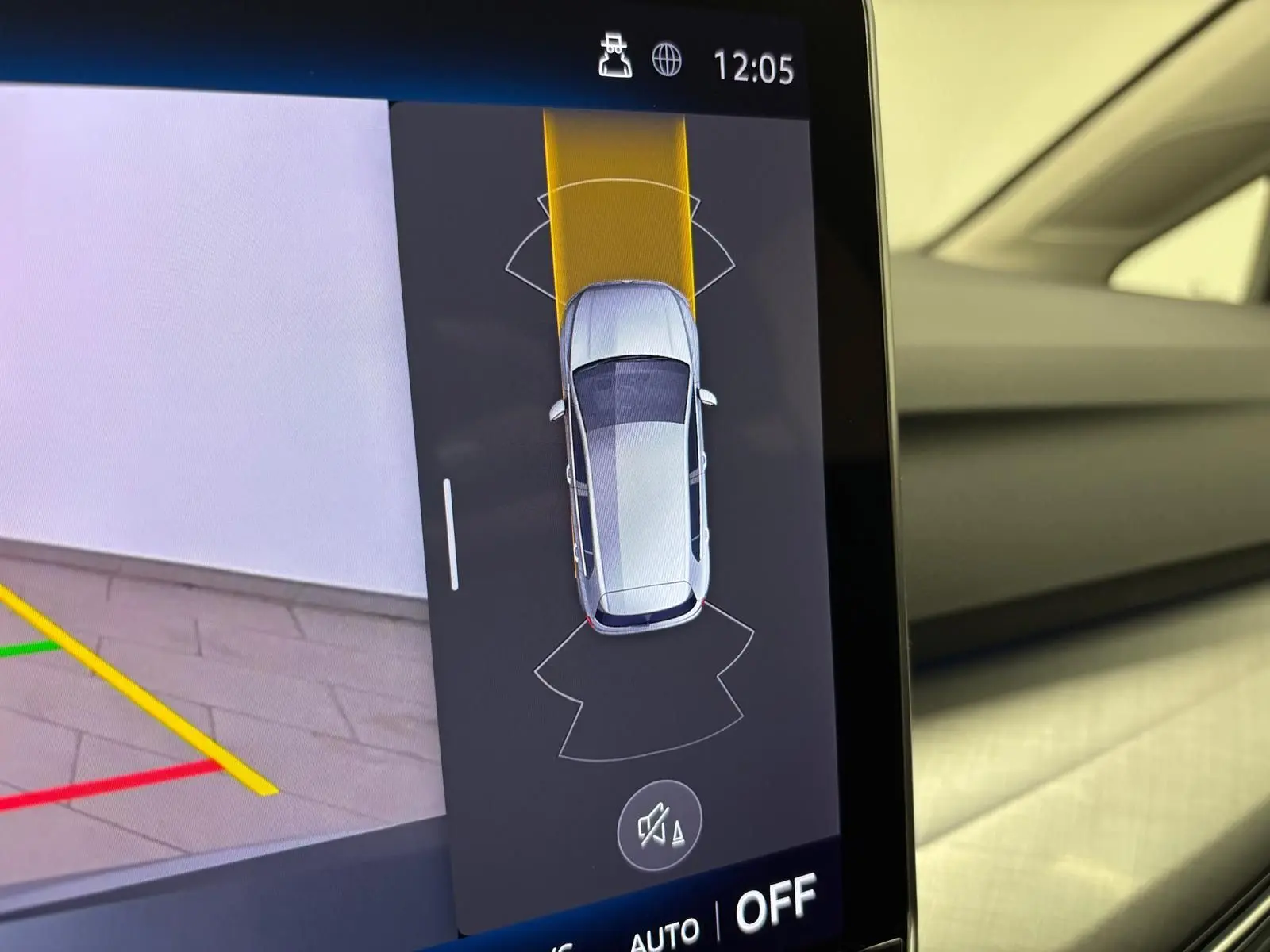 Affichage intérieur de la caméra de recul d'une Volkswagen Golf 2.0 TDI 2025 en reflet d'argent, vue du dessus du véhicule.