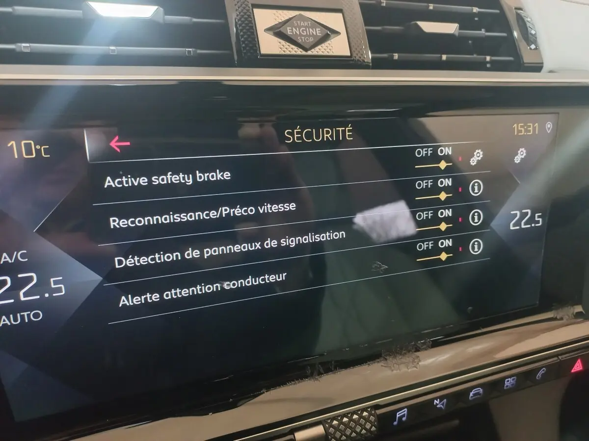 Écran tactile du tableau de bord du DS7 Crossback gris foncé, affichant les réglages de sécurité.