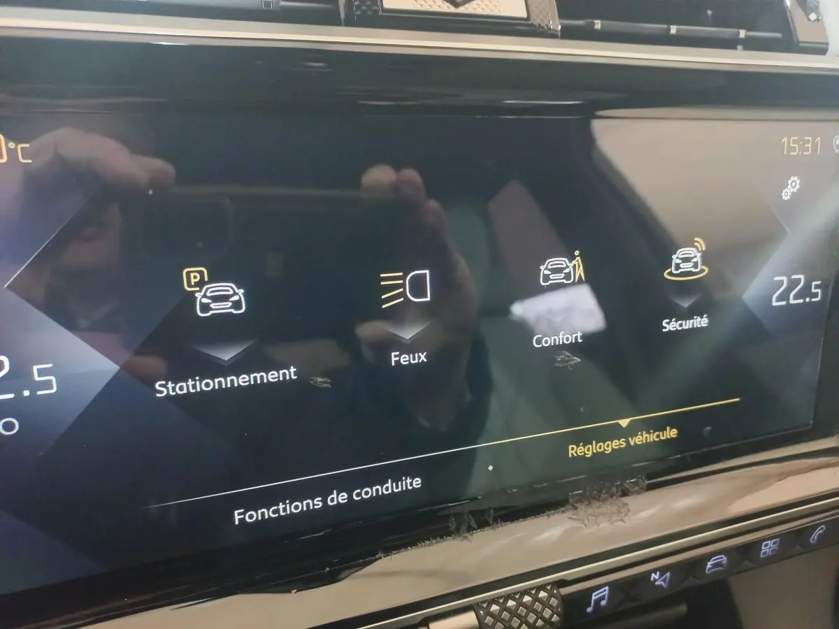Écran tactile intérieur du DS7 Crossback gris foncé, affichant les réglages de conduite et sécurité.