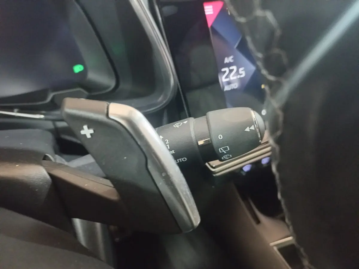 Gros plan sur la palette de changement de vitesse droite et le commodo d’essuie-glace du DS7 Crossback gris foncé, intérieur moderne.